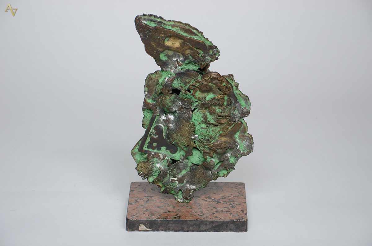 Escultura em bronze com base de mármore representando figura... - foto 2 de 2