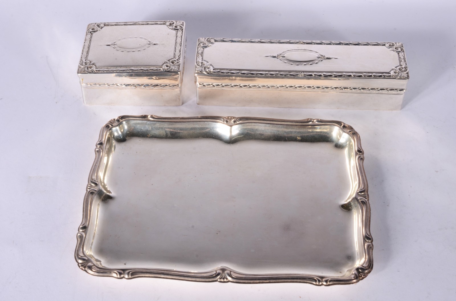 Sete peças diversas de metal prateado, sendo quatro travessas, duas... - foto 7 de 8