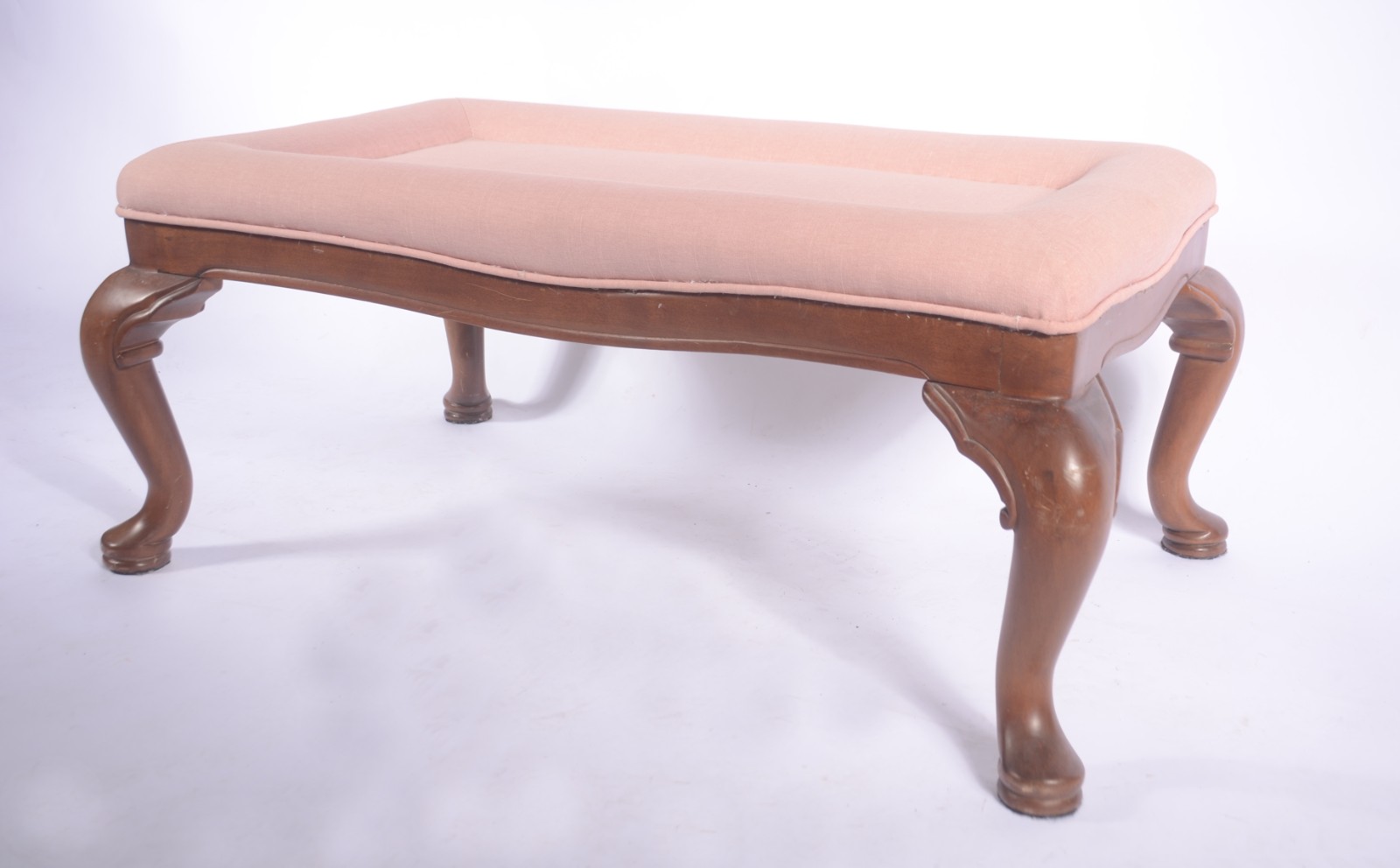 Banqueta de madeira nobre, estofada e forrada em tecido rosa. Estilo... - foto 4 de 7