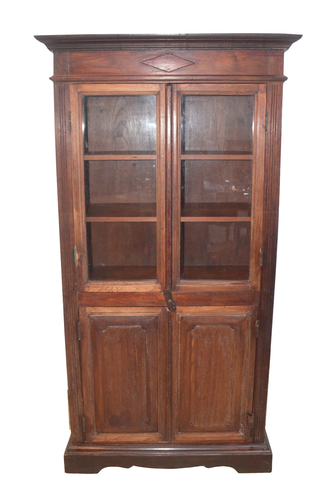 Armário de madeira nobre com duas portas envidraçadas, prateleiras... - foto 2 de 4