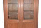 Armário de madeira nobre com duas portas de vid... - Armário de madeira nobre com duas portas de vidro, prateleiras internas.