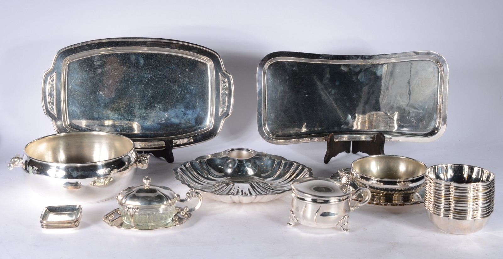 Diversas peças de metal prateado, sendo: 14 lavandas; 2 bowls com... - foto 1 de 11