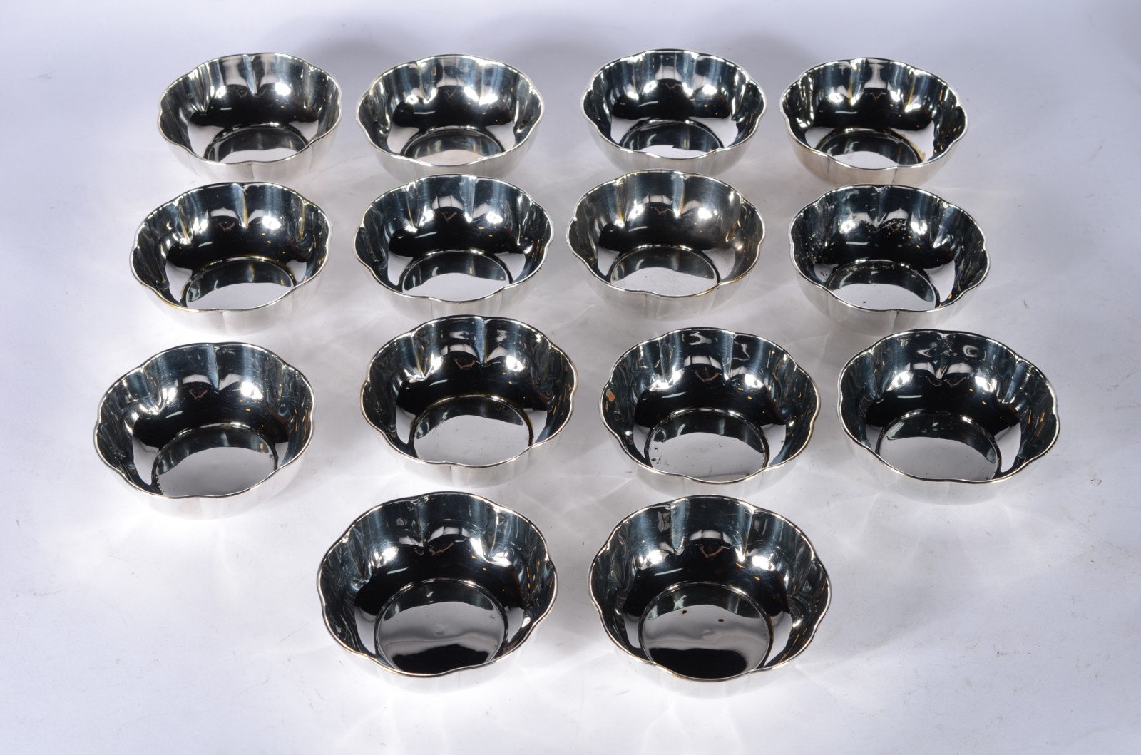 Diversas peças de metal prateado, sendo: 14 lavandas; 2 bowls com... - foto 4 de 11