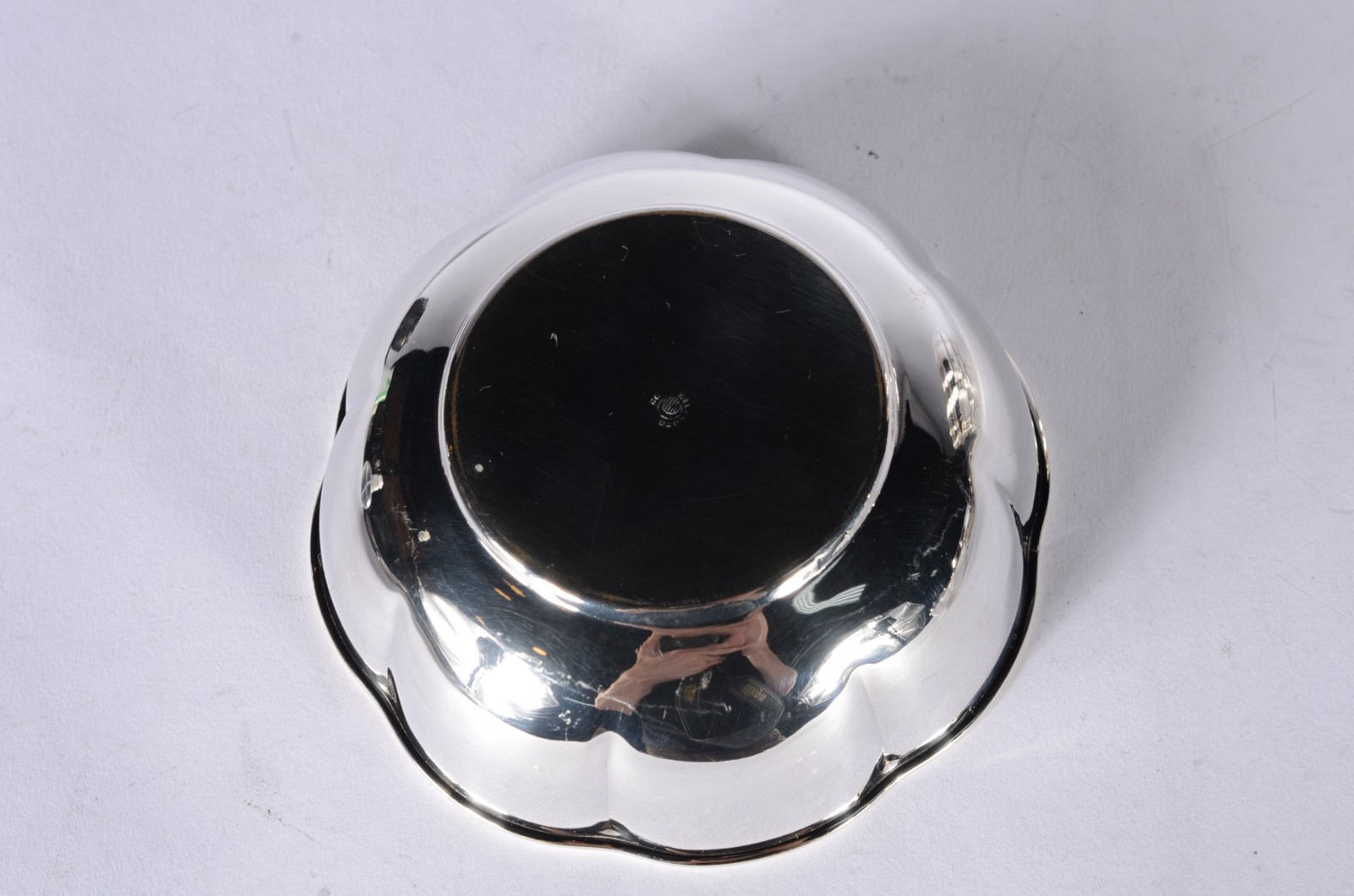 Diversas peças de metal prateado, sendo: 14 lavandas; 2 bowls com... - foto 5 de 11