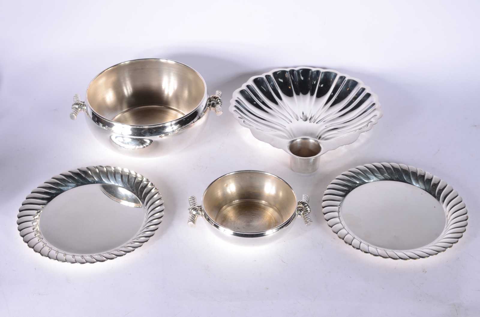 Diversas peças de metal prateado, sendo: 14 lavandas; 2 bowls com... - foto 7 de 11