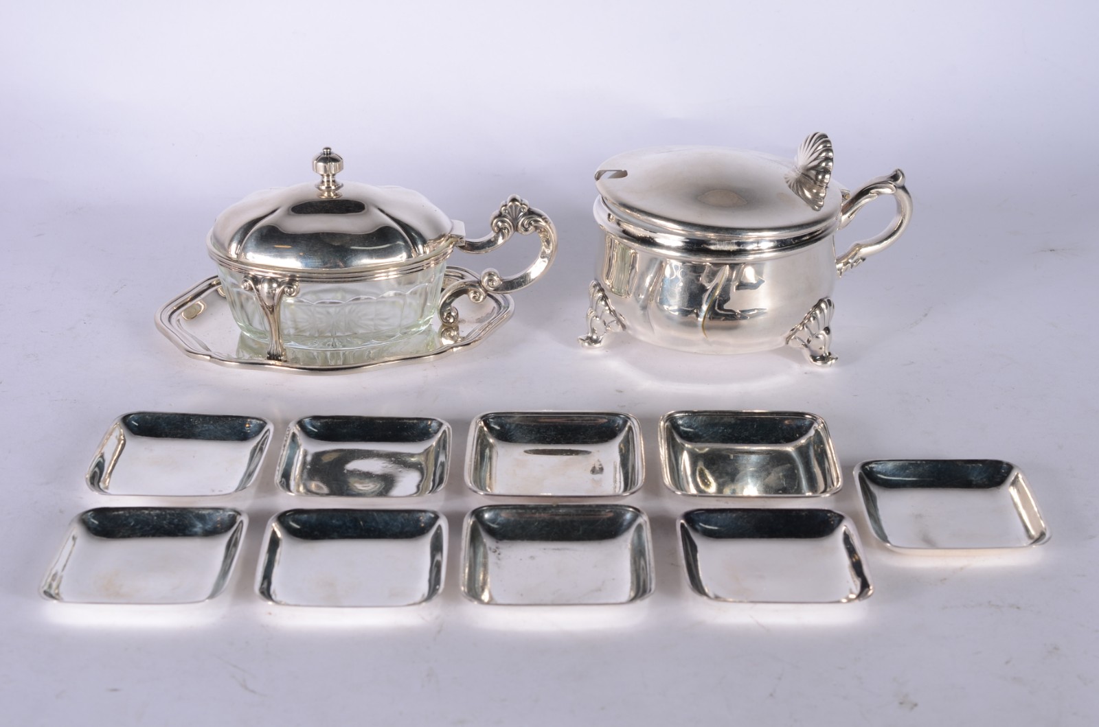 Diversas peças de metal prateado, sendo: 14 lavandas; 2 bowls com... - foto 10 de 11