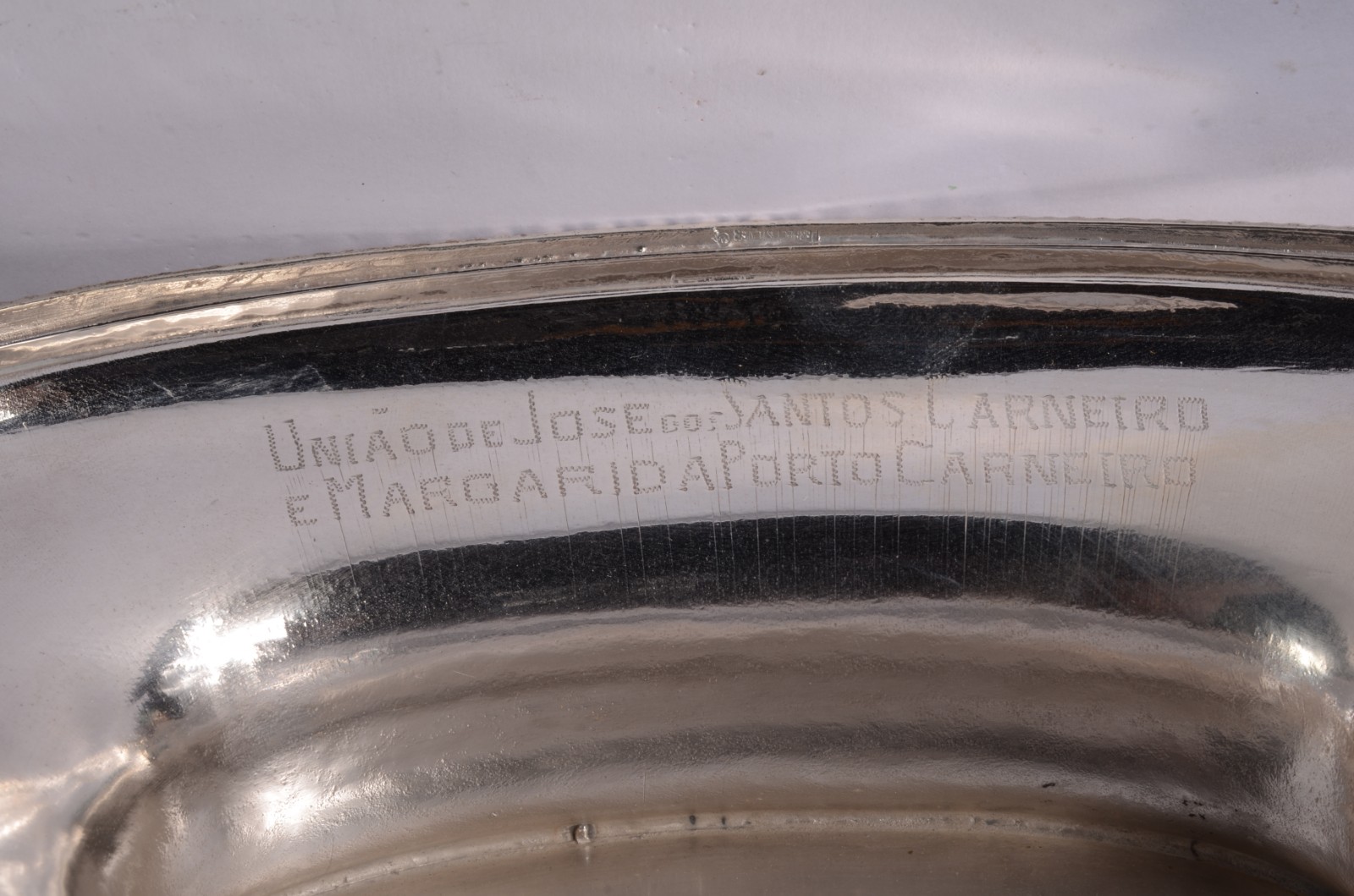 Centro de mesa de metal prateado com interior de cristal. - foto 6 de 6
