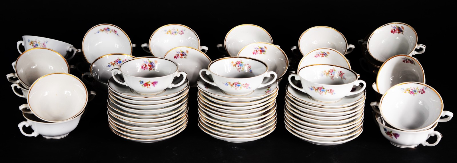 Conjunto de porcelana Rio Branco, composto de 32 taças para consome... - foto 1 de 9