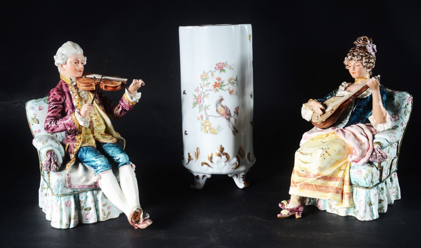 Tres peças diversas, sendo: Par de estatuetas de cerâmica policromada... - foto 1 de 11