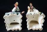 Tres peças diversas, sendo: Par de estatuetas d... - Tres peças diversas, sendo: Par de estatuetas de cerâmica policromada representando casal de musicistas (partes faltantes e colados) e, vaso ori...