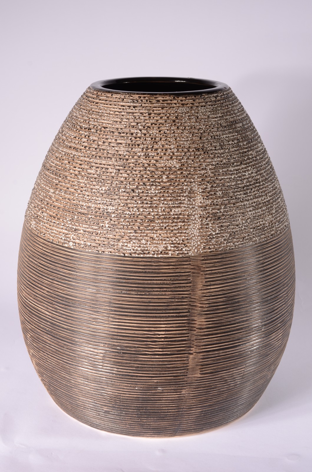 Vaso decorativo de cerâmica frisada na cor marrom. - foto 1 de 4