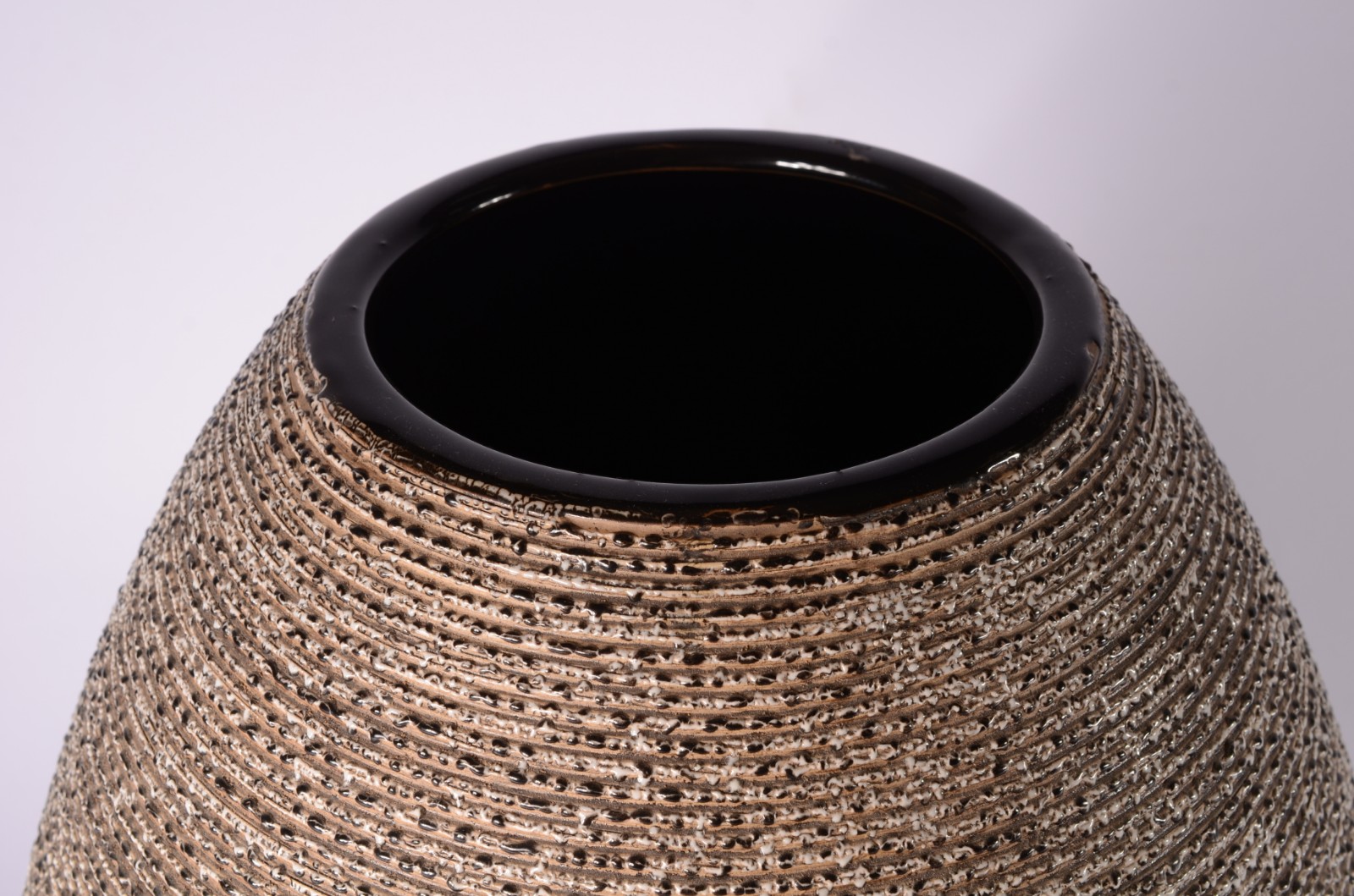 Vaso decorativo de cerâmica frisada na cor marrom. - foto 2 de 4