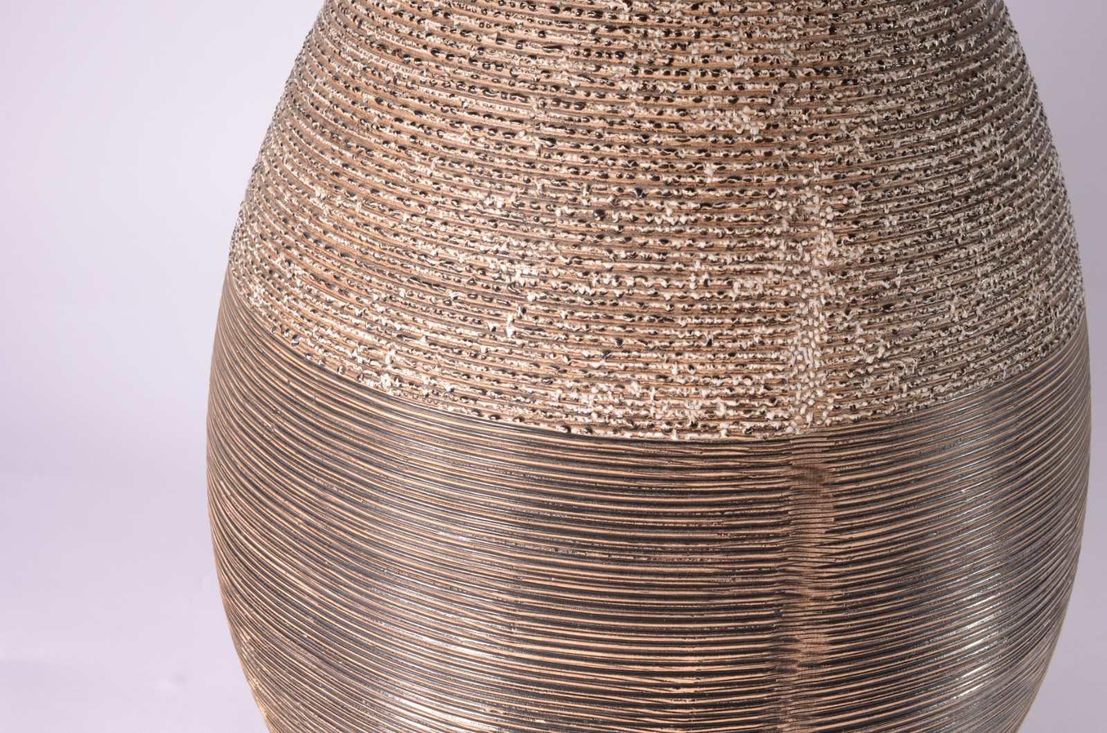 Vaso decorativo de cerâmica frisada na cor marrom. - foto 3 de 4