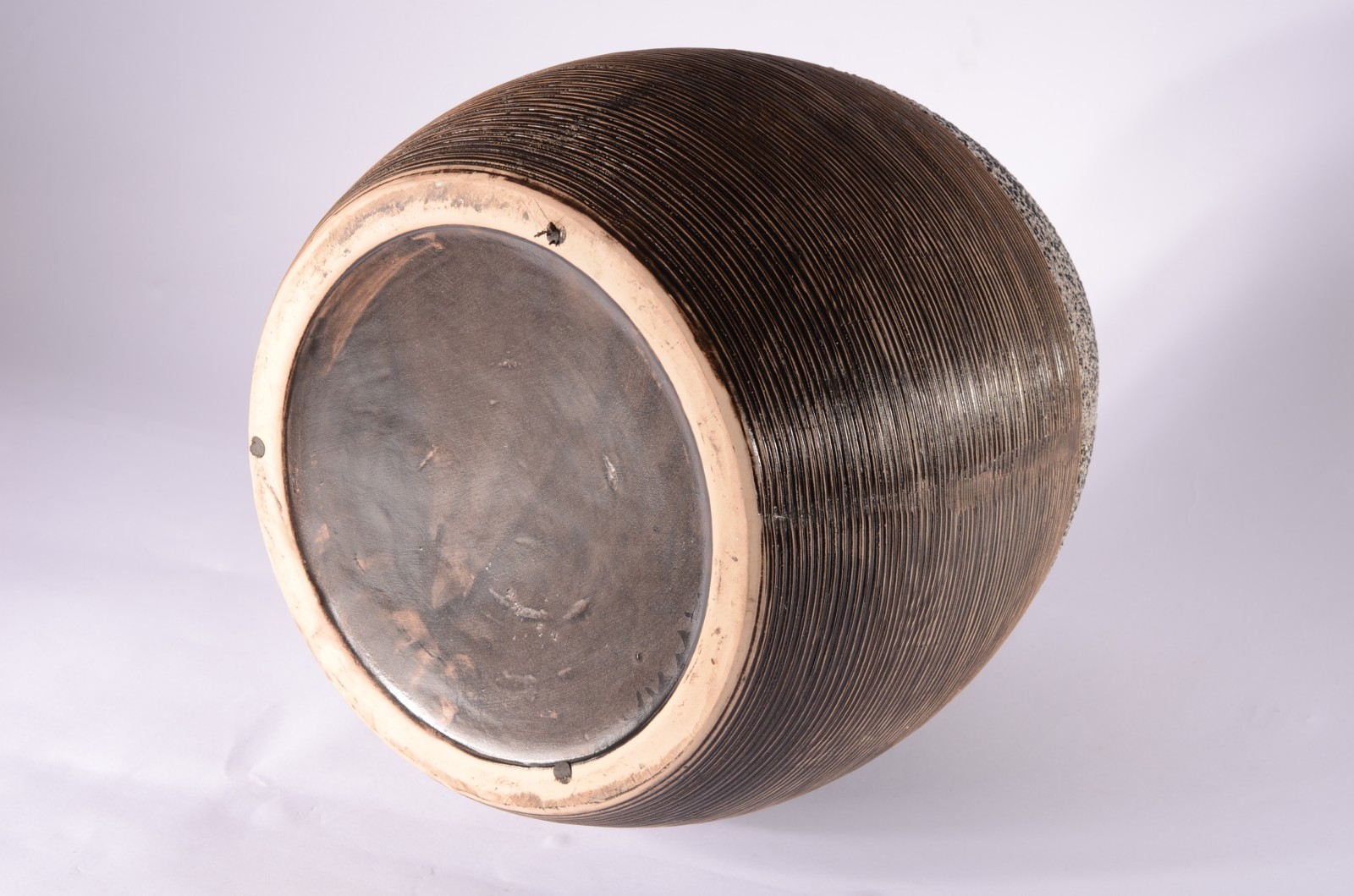 Vaso decorativo de cerâmica frisada na cor marrom. - foto 4 de 4