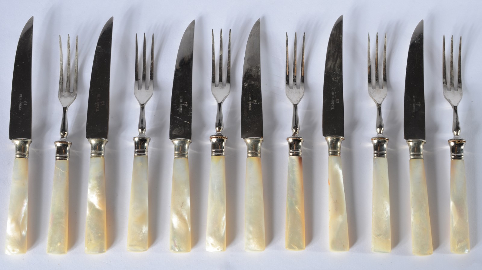 Conjunto com seis faquinhas e seis garfos para frutas de metal com... - foto 1 de 4