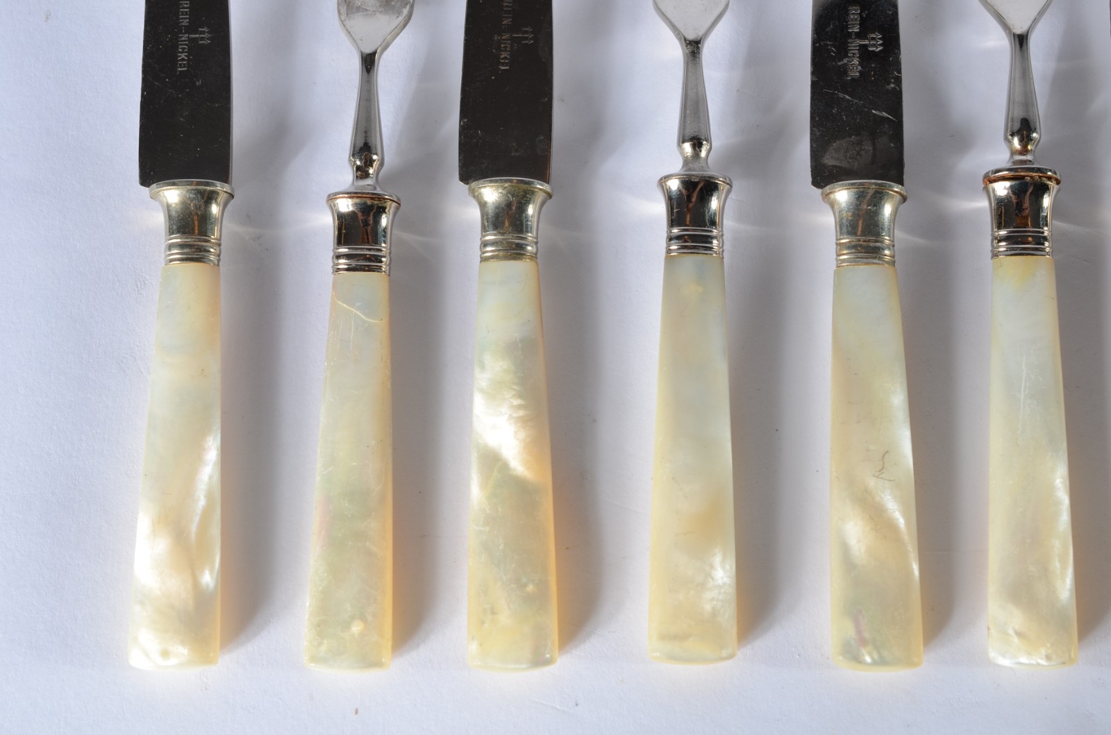 Conjunto com seis faquinhas e seis garfos para frutas de metal com... - foto 2 de 4