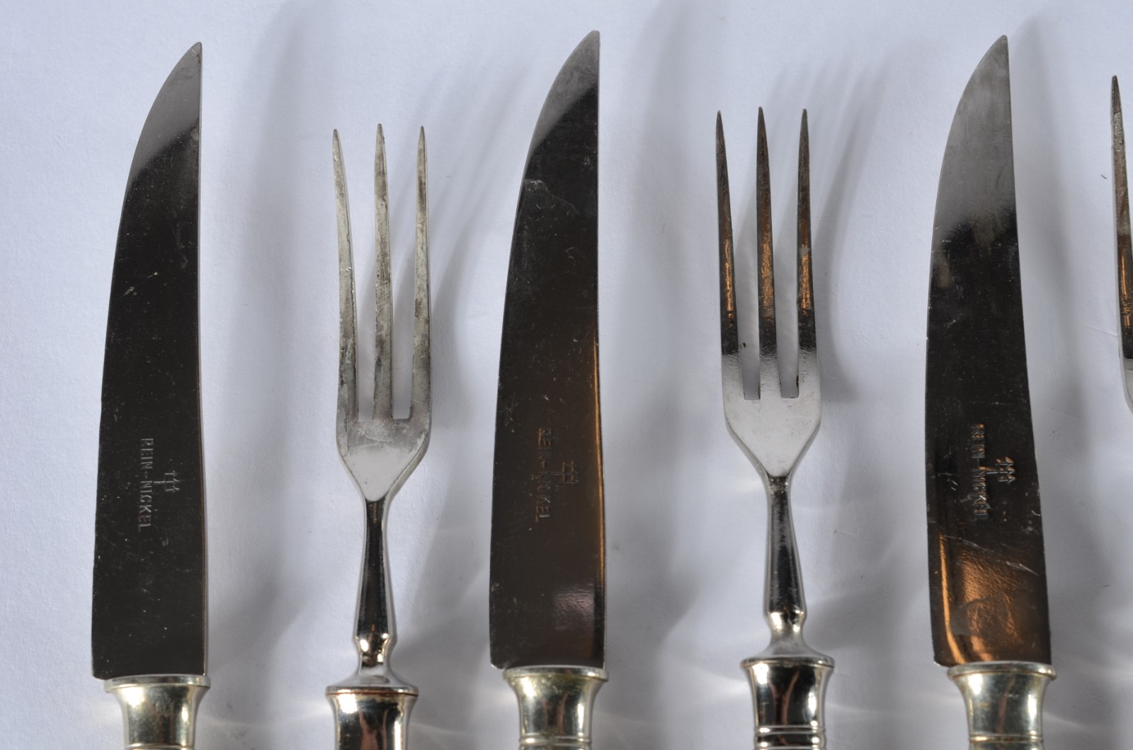 Conjunto com seis faquinhas e seis garfos para frutas de metal com... - foto 3 de 4