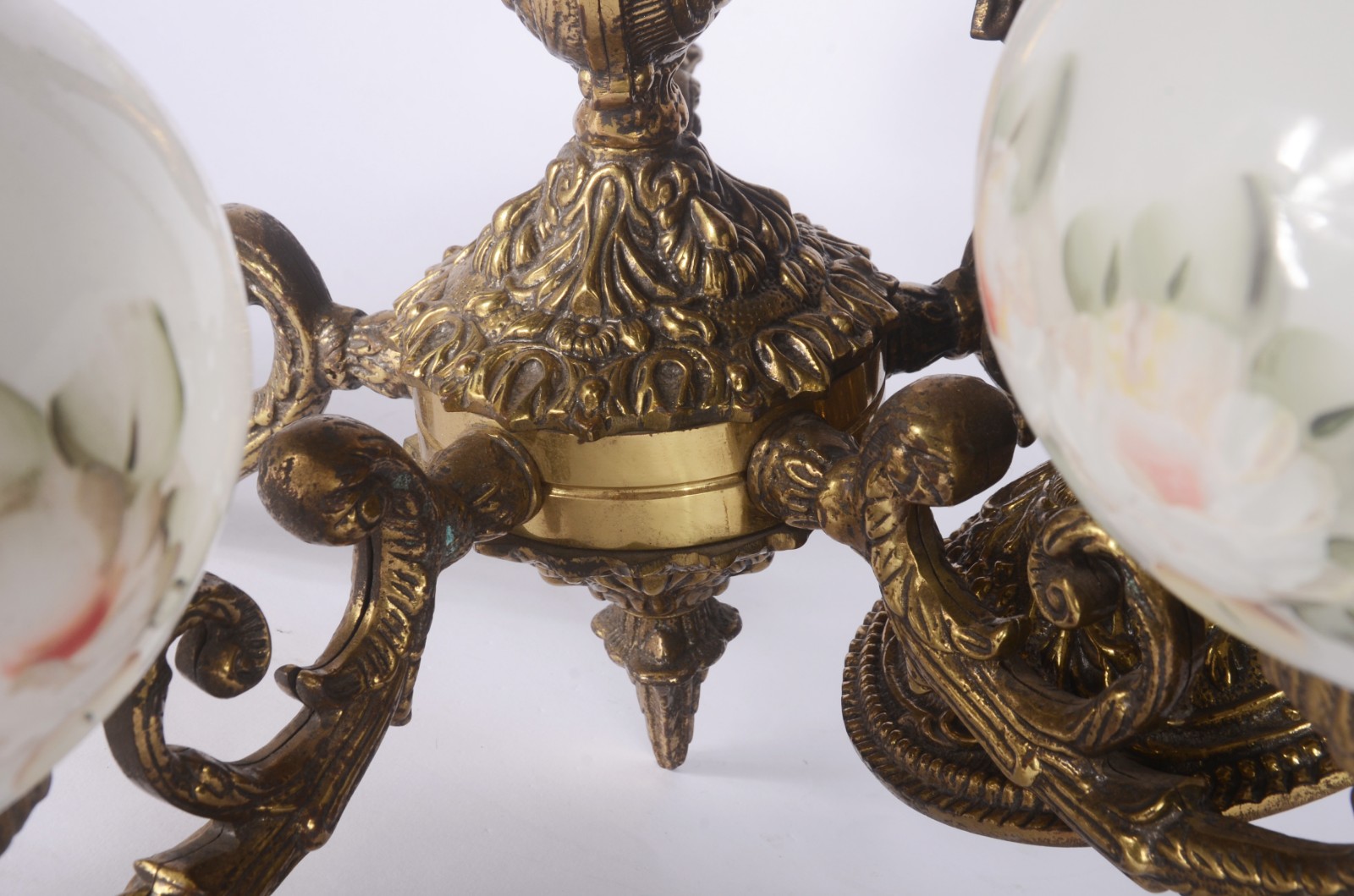 Lustre de metal dourado para 5 luzes, mangas feitio globo de vidro... - foto 5 de 6