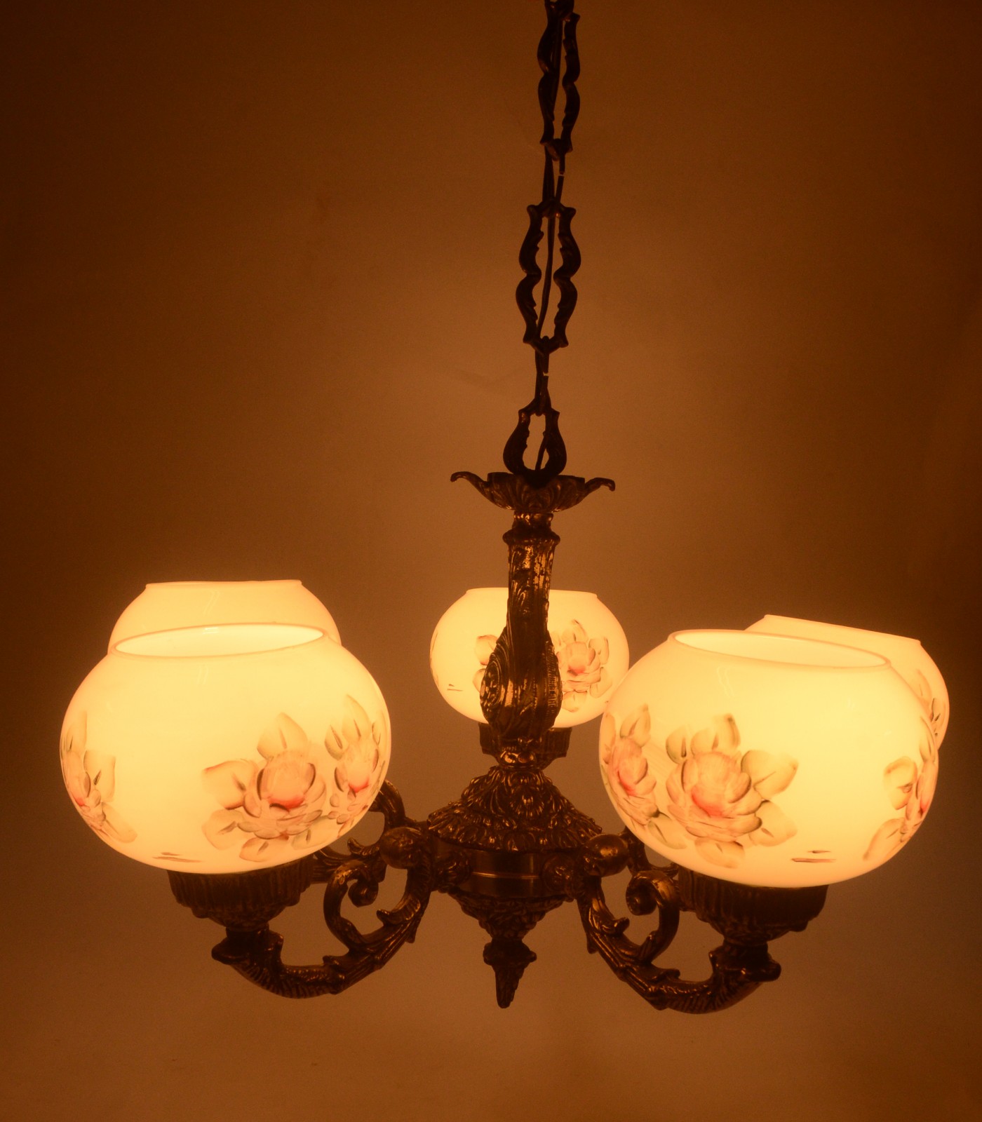 Lustre de metal dourado para 5 luzes, mangas feitio globo de vidro... - foto 2 de 6