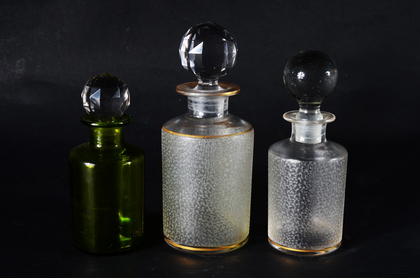 Três perfumeiros diversos, sendo dois de cristal fosco com frisos... - foto 1 de 4