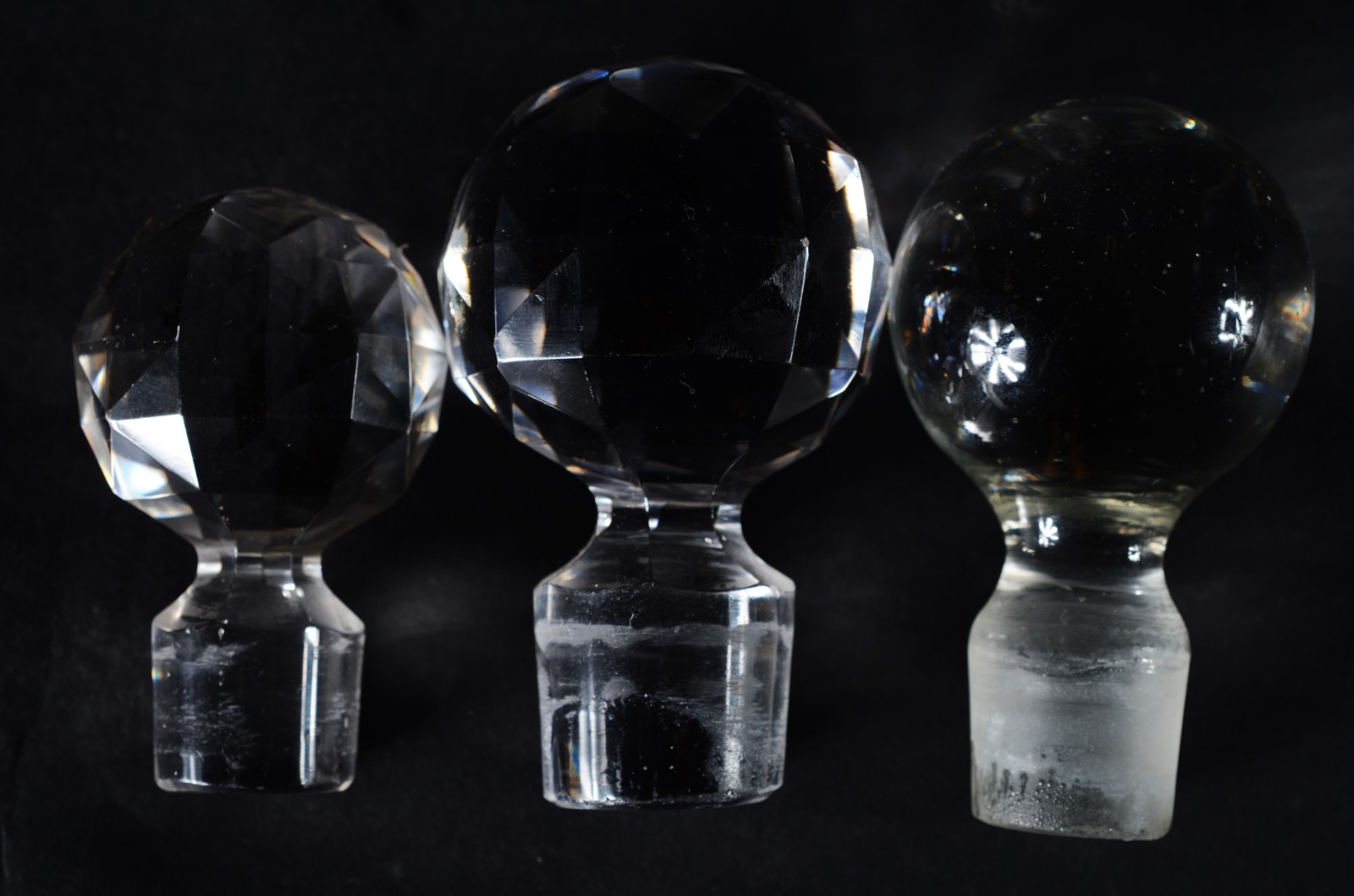 Três perfumeiros diversos, sendo dois de cristal fosco com frisos... - foto 2 de 4