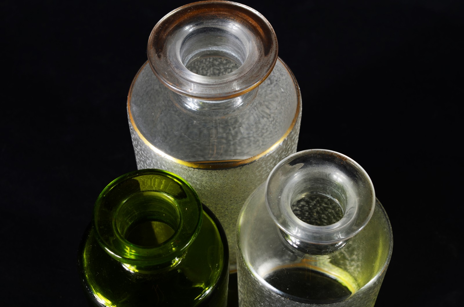 Três perfumeiros diversos, sendo dois de cristal fosco com frisos... - foto 3 de 4