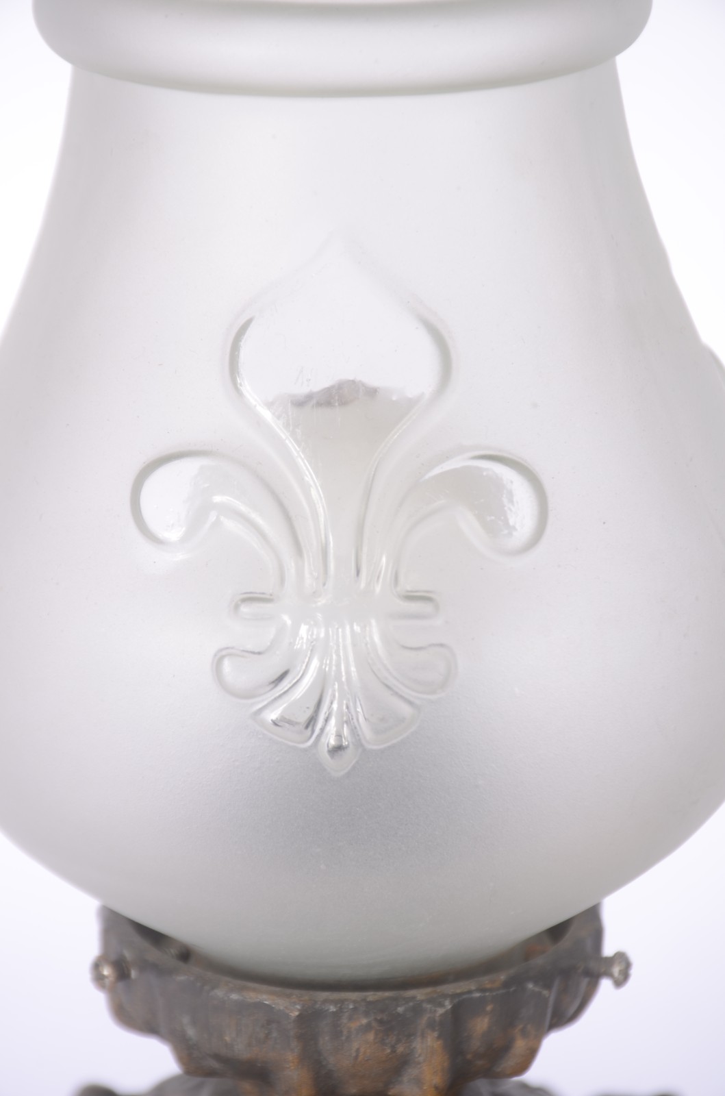 Três abatjoures de cerâmica com flores em policromia, guarnições de... - foto 5 de 9