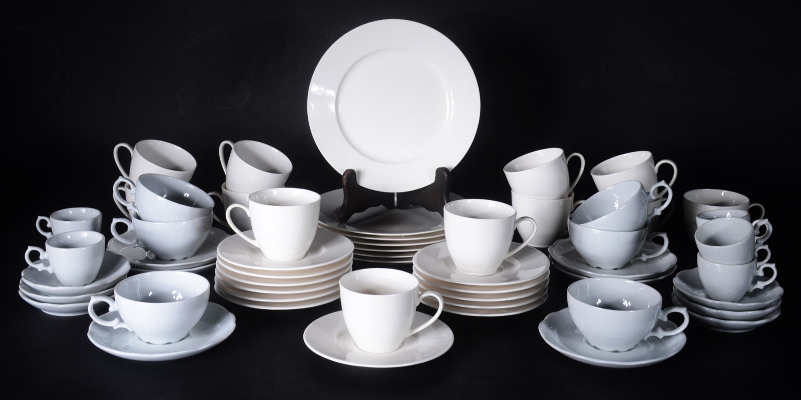Aparelho de porcelana branca, composto de 11 xícaras de chá com... - foto 1 de 10