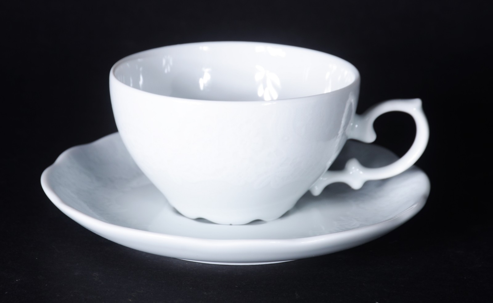 Aparelho de porcelana branca, composto de 11 xícaras de chá com... - foto 3 de 10