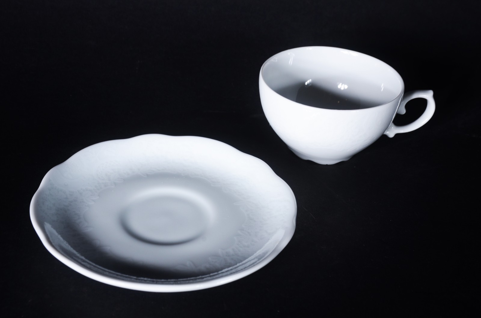Aparelho de porcelana branca, composto de 11 xícaras de chá com... - foto 4 de 10