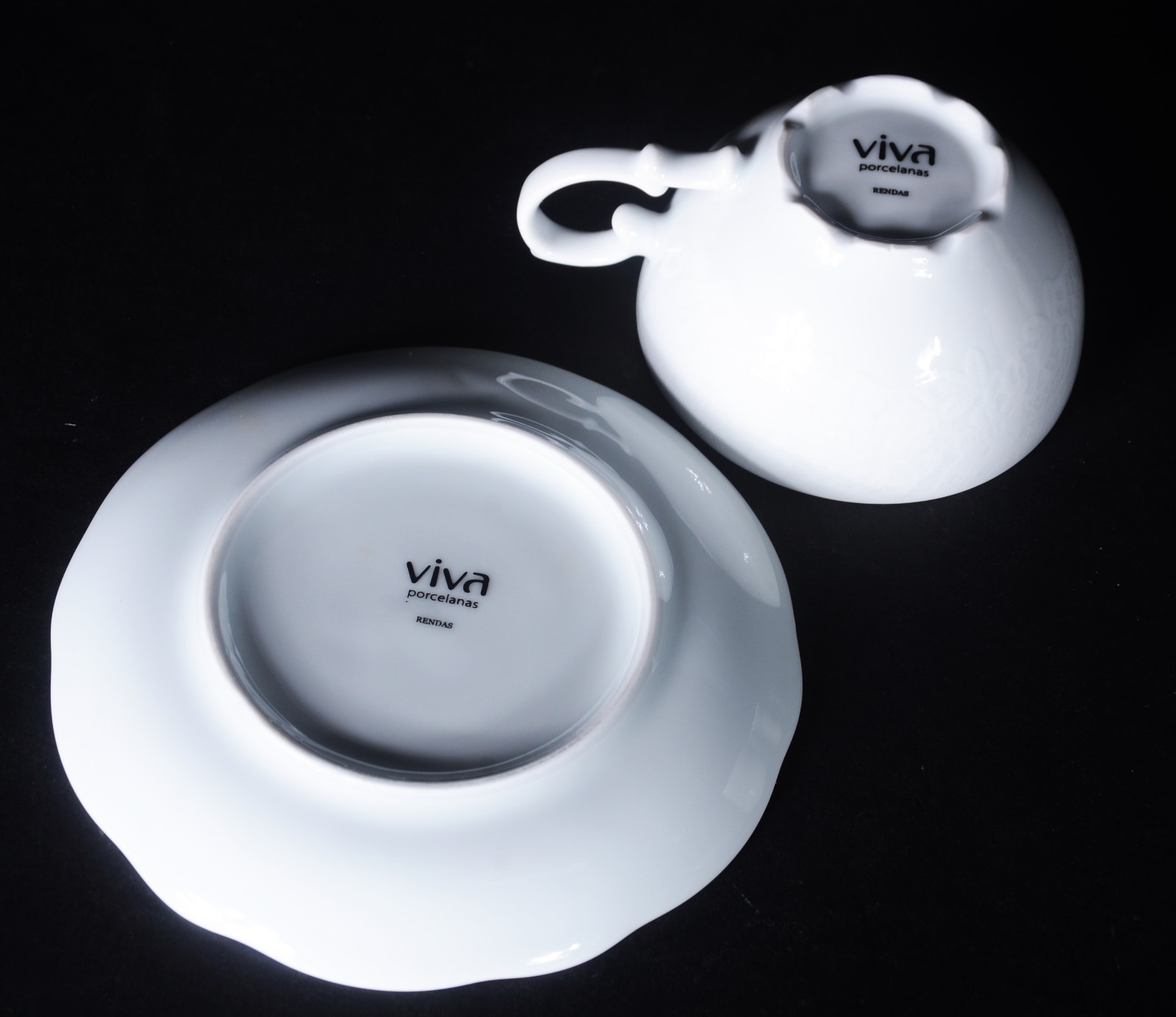 Aparelho de porcelana branca, composto de 11 xícaras de chá com... - foto 5 de 10