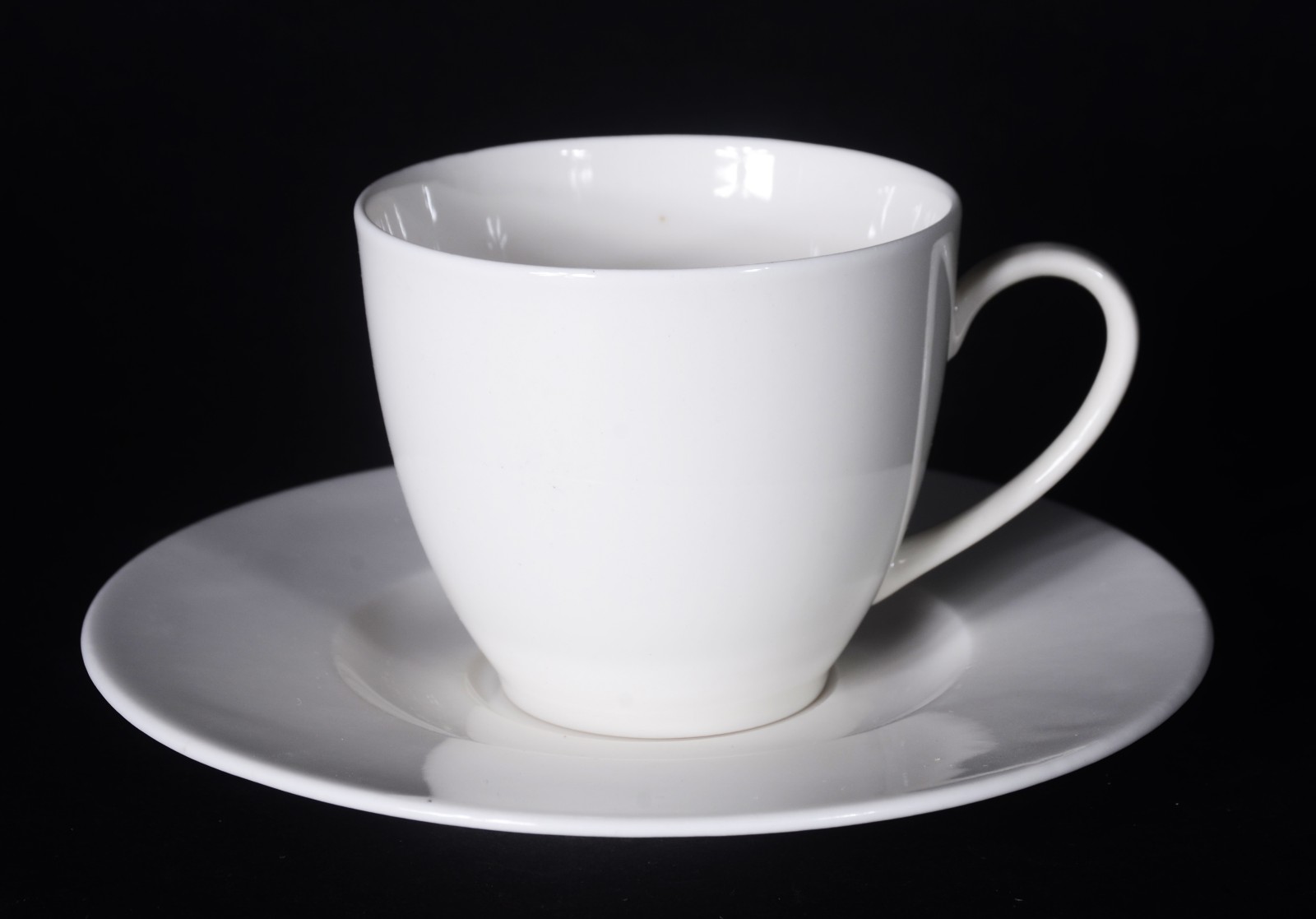 Aparelho de porcelana branca, composto de 11 xícaras de chá com... - foto 7 de 10