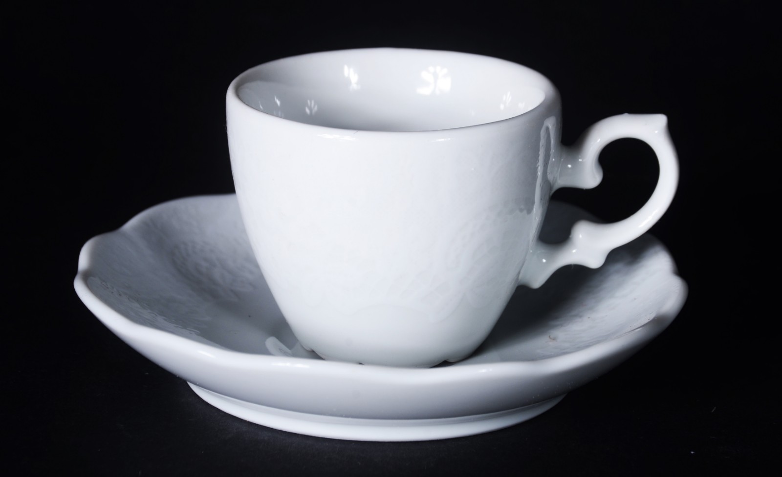 Aparelho de porcelana branca, composto de 11 xícaras de chá com... - foto 8 de 10
