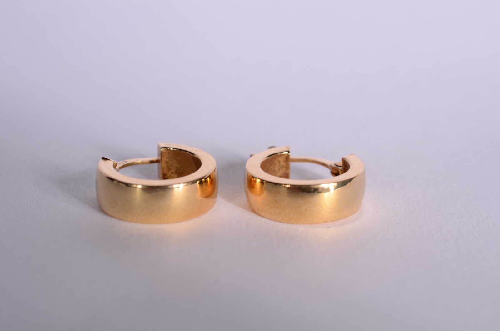 Par de pequenas argolas de ouro 18 k. (Por motivos de segurança a... - foto 1 de 4
