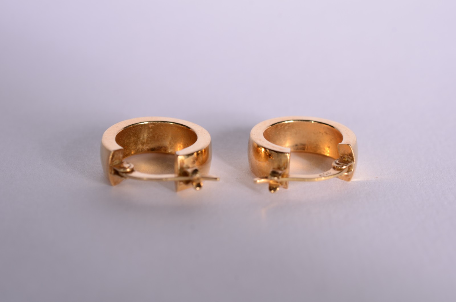 Par de pequenas argolas de ouro 18 k. (Por motivos de segurança a... - foto 2 de 4