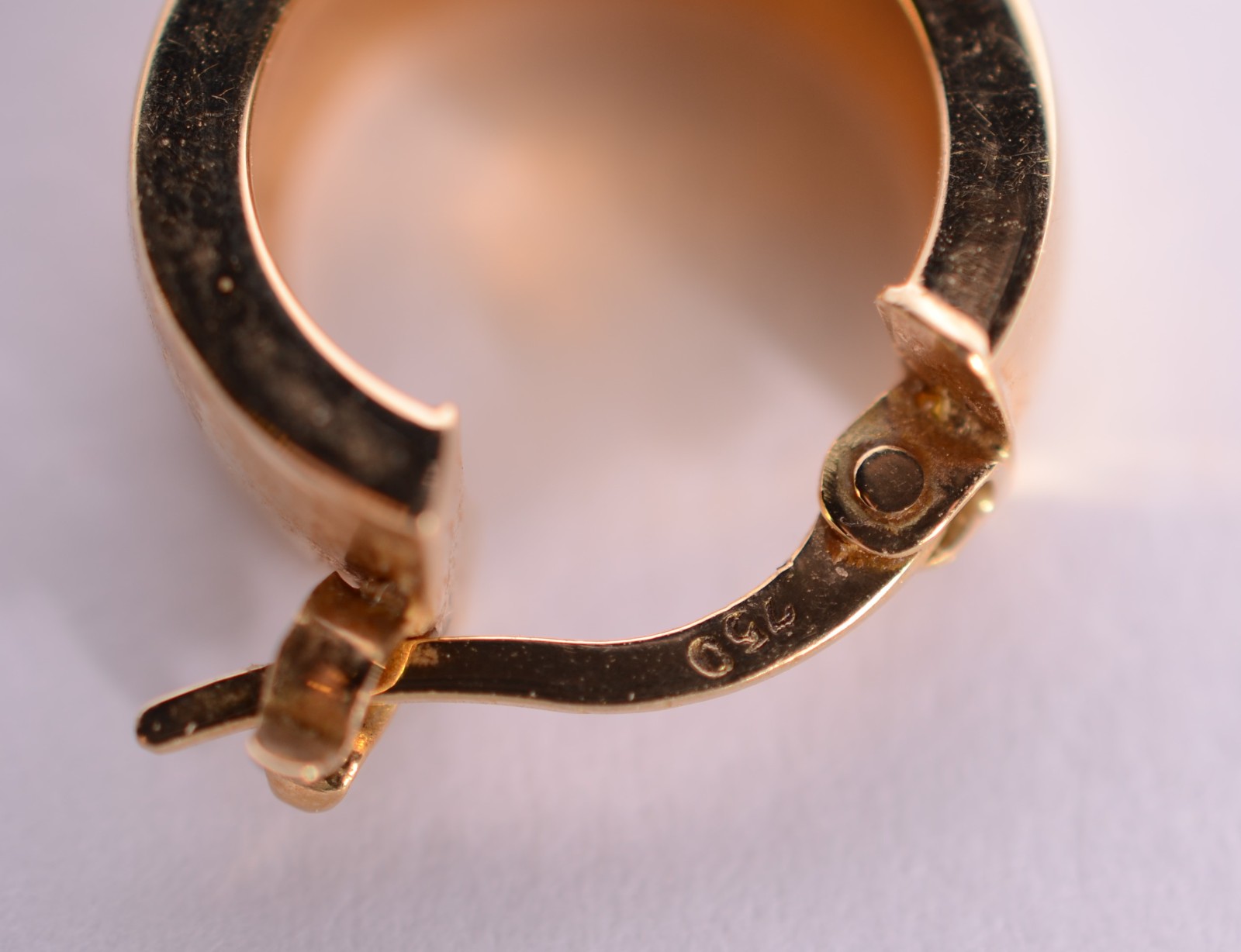Par de pequenas argolas de ouro 18 k. (Por motivos de segurança a... - foto 3 de 4