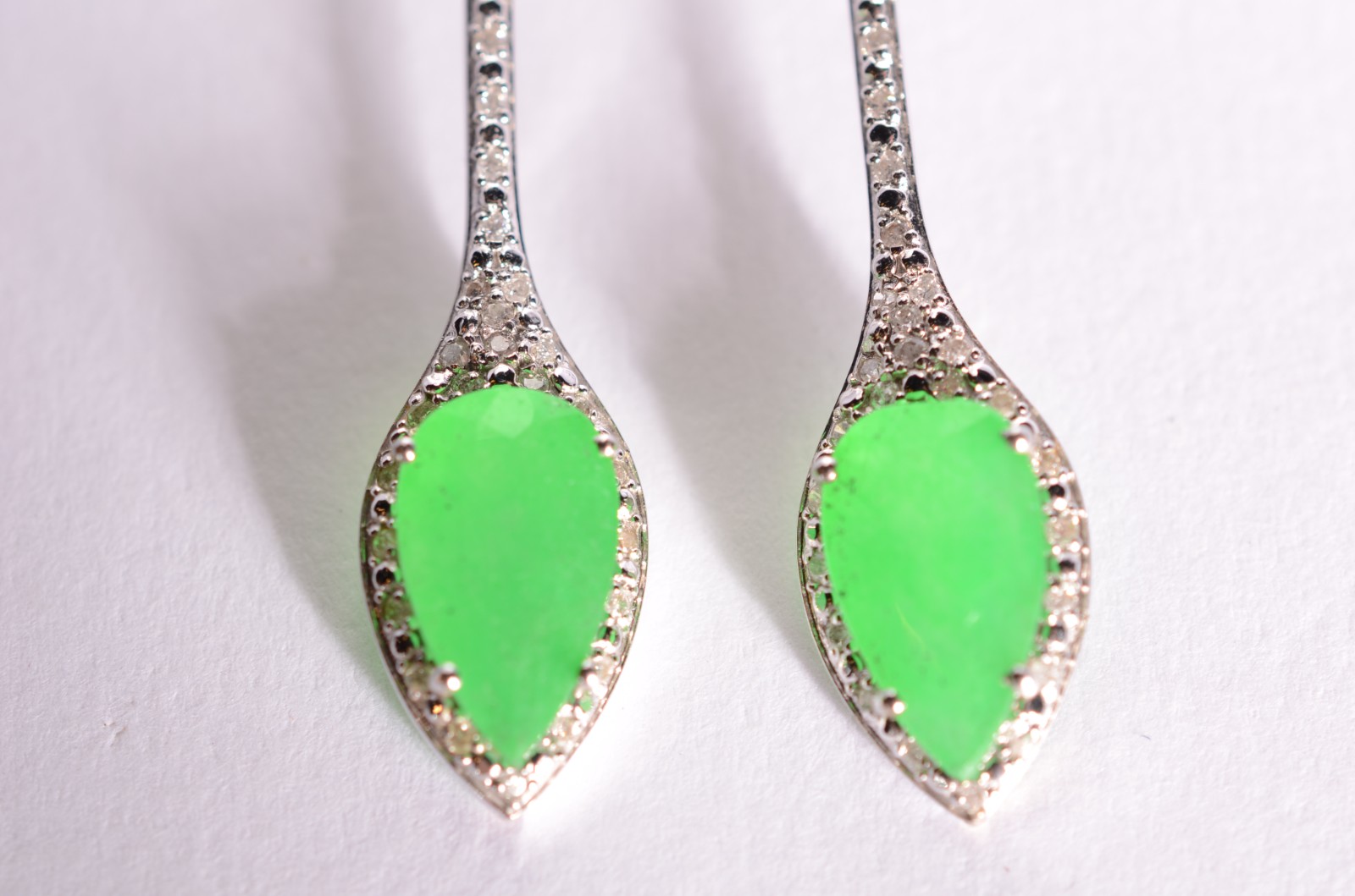 Par de brincos de ouro branco, contraste 750 mls com hastes... - foto 2 de 5