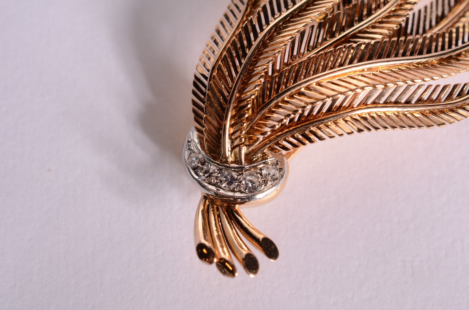 Broche de ouro 18 k., contraste 750 mls feitio sete folhas e um laço... - foto 2 de 6