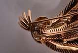 Broche de ouro 18 k., contraste 750 mls feitio ... - Broche de ouro 18 k., contraste 750 mls feitio sete folhas e um laço com brilhantes.  (Por motivos de segurança a peça não se encontra na loja).