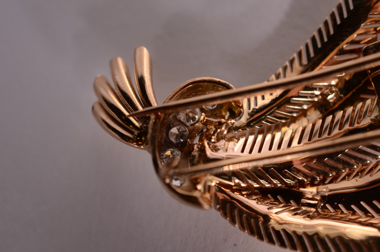Broche de ouro 18 k., contraste 750 mls feitio sete folhas e um laço... - foto 4 de 6