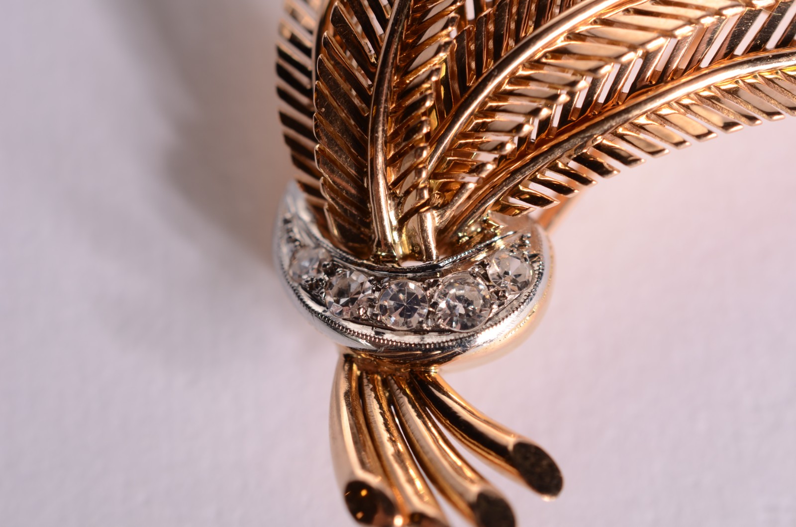 Broche de ouro 18 k., contraste 750 mls feitio sete folhas e um laço... - foto 5 de 6