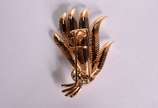 Broche de ouro 18 k., contraste 750 mls feitio ... - Broche de ouro 18 k., contraste 750 mls feitio sete folhas e um laço com brilhantes.  (Por motivos de segurança a peça não se encontra na loja).
