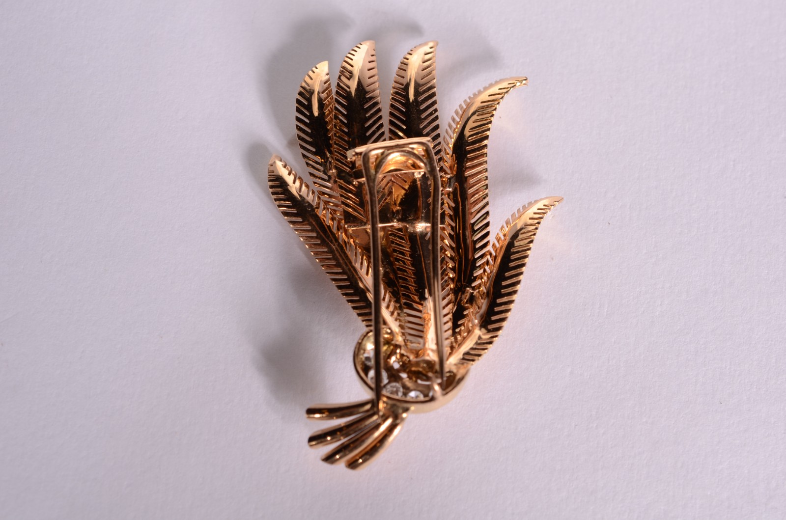 Broche de ouro 18 k., contraste 750 mls feitio sete folhas e um laço... - foto 6 de 6