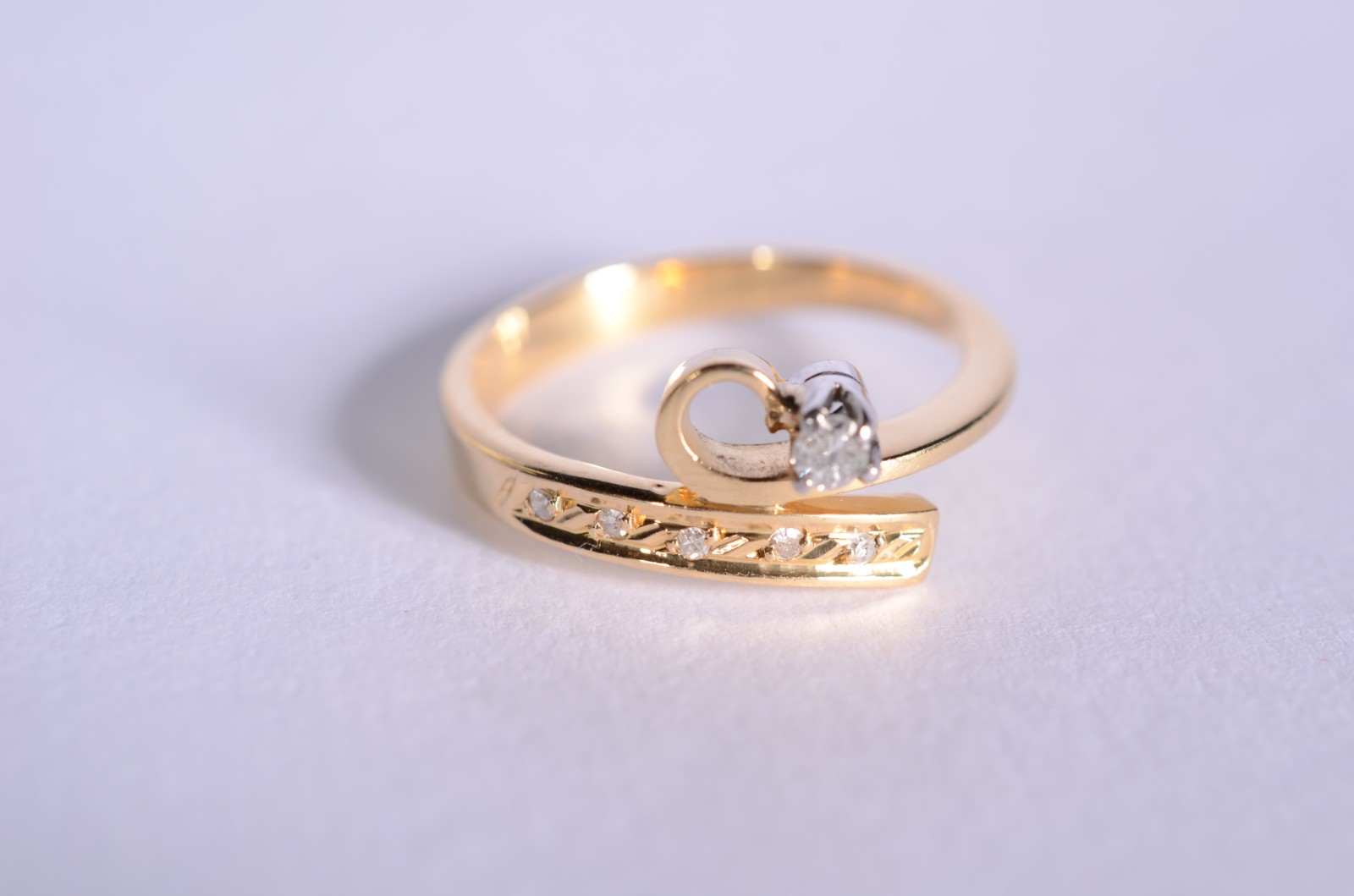 Anel de ouro 18 k., contraste 750 com cinco brilhantes, aro 18. (Por... - foto 1 de 6