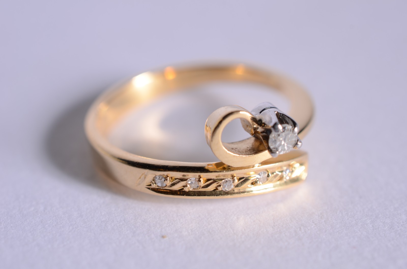 Anel de ouro 18 k., contraste 750 com cinco brilhantes, aro 18. (Por... - foto 2 de 6