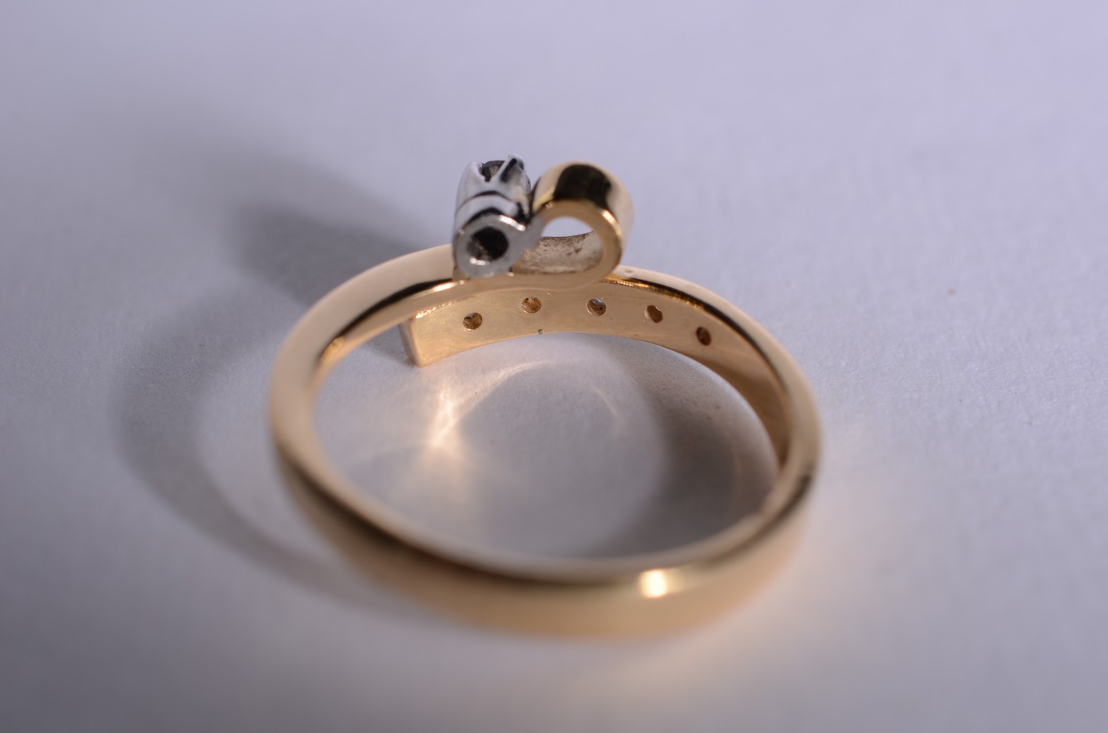 Anel de ouro 18 k., contraste 750 com cinco brilhantes, aro 18. (Por... - foto 3 de 6