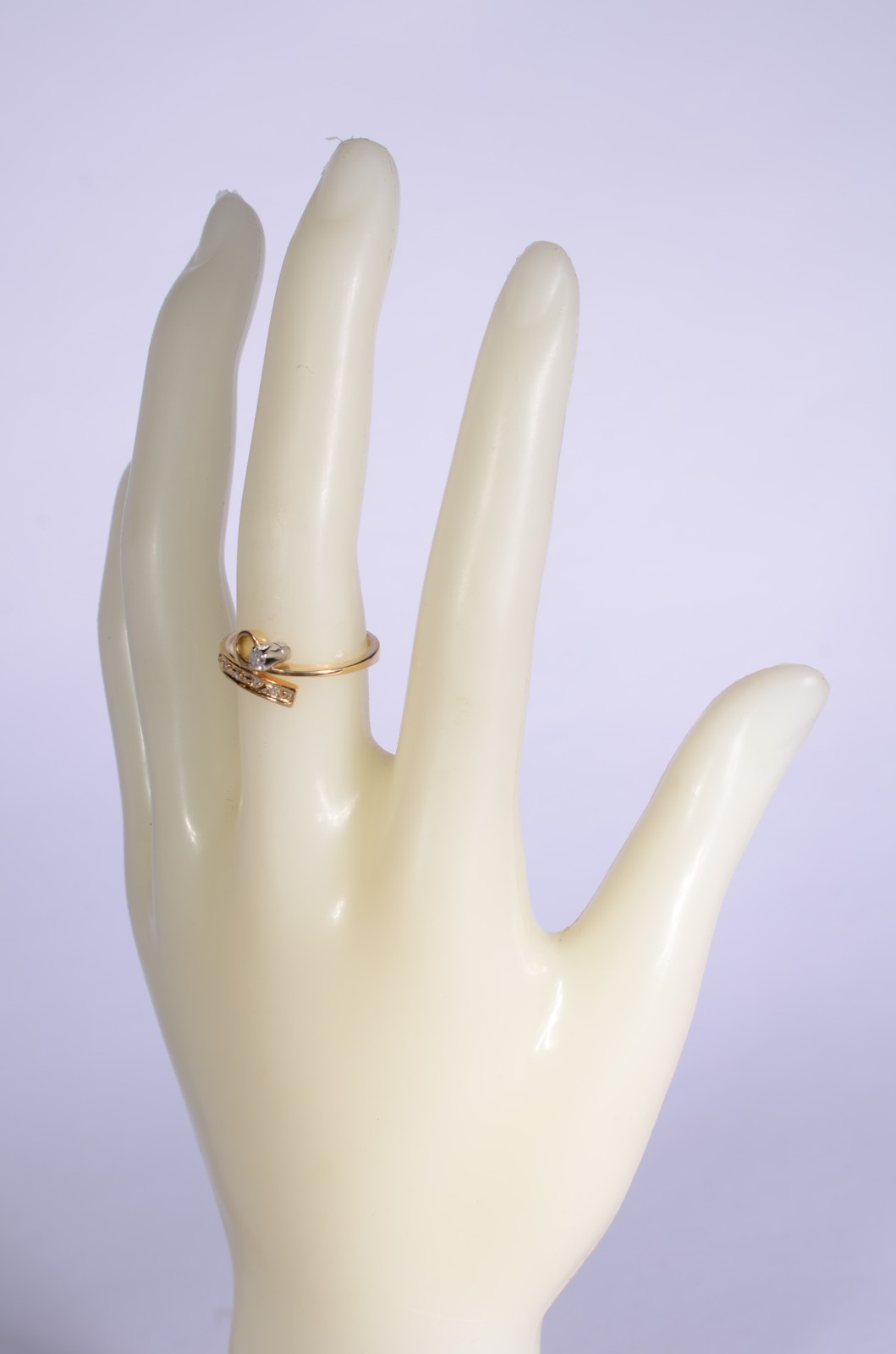 Anel de ouro 18 k., contraste 750 com cinco brilhantes, aro 18. (Por... - foto 5 de 6