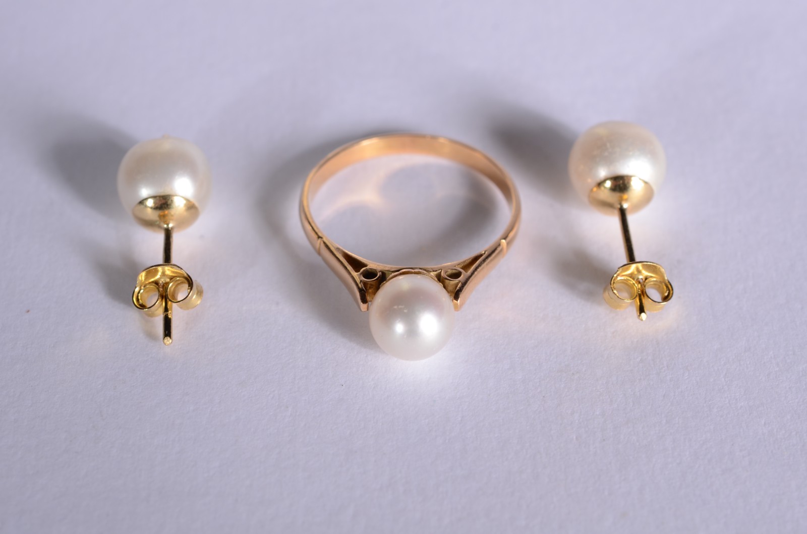 Conjunto de ouro 18 k., com perolas composto de: par de brincos e... - foto 1 de 8