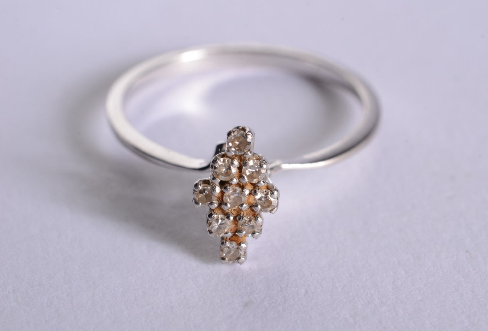 Anel de ouro branco 18 k., feitio losango com 9 brilhantes, aro... - foto 1 de 5