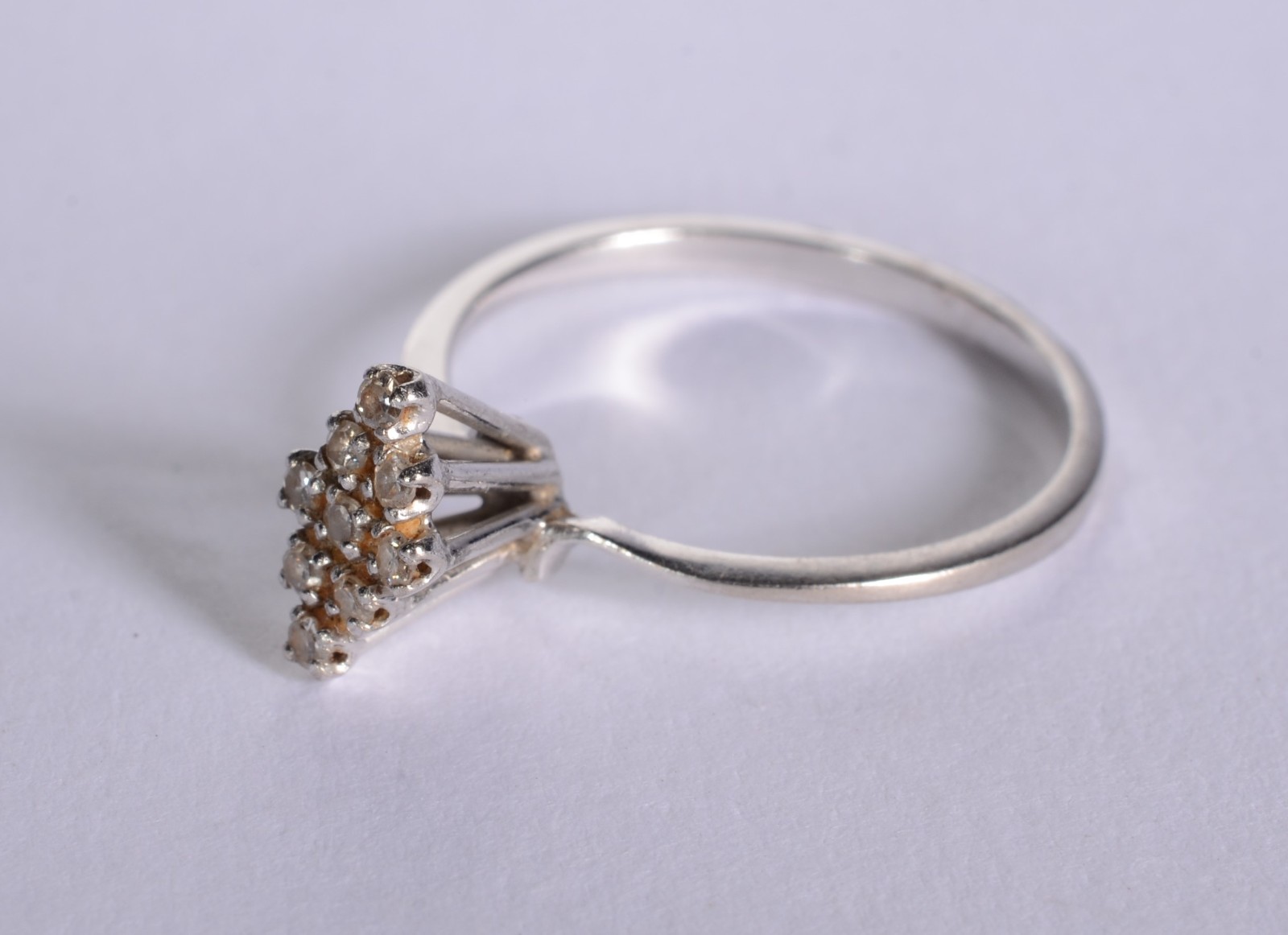 Anel de ouro branco 18 k., feitio losango com 9 brilhantes, aro... - foto 2 de 5
